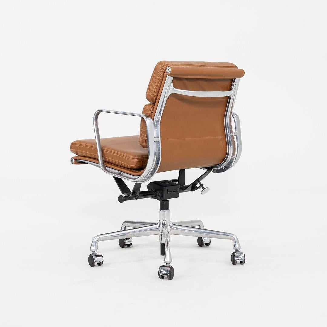 2010er Herman Miller Eames Soft Pad Management Schreibtischstuhl in Cognac Leder im Zustand „Gut“ im Angebot in Philadelphia, PA