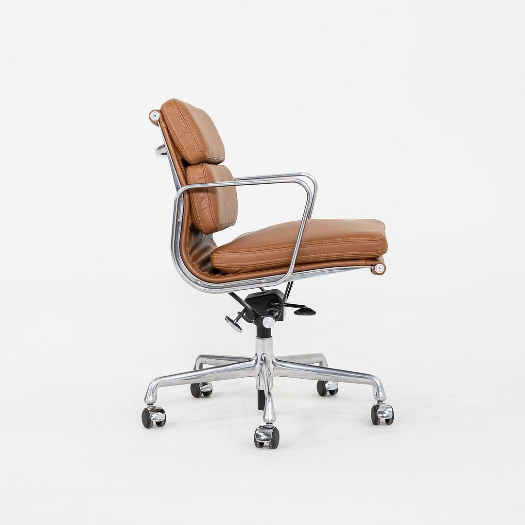 2010er Herman Miller Eames Soft Pad Management Schreibtischstuhl in Cognac Leder (Aluminium) im Angebot