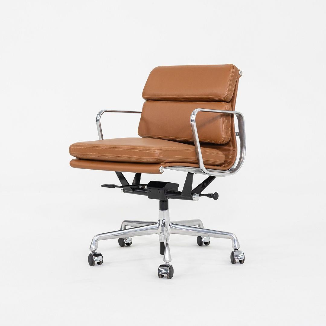 2010er Herman Miller Eames Soft Pad Management Schreibtischstuhl in Cognac Leder im Angebot 1
