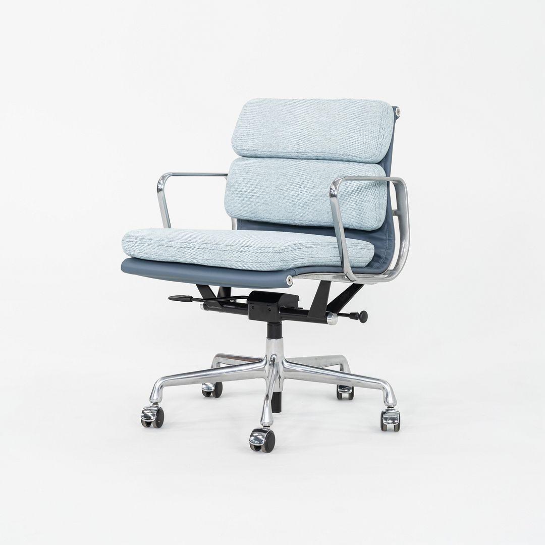 Se trata de una silla de escritorio Eames Aluminum Group Soft Pad Management, modelo EA435, diseñada inicialmente por Charles and Ray Eames para Herman Miller en 1969. Este ejemplo data de la década de 2010. El diseño presenta un armazón de aluminio