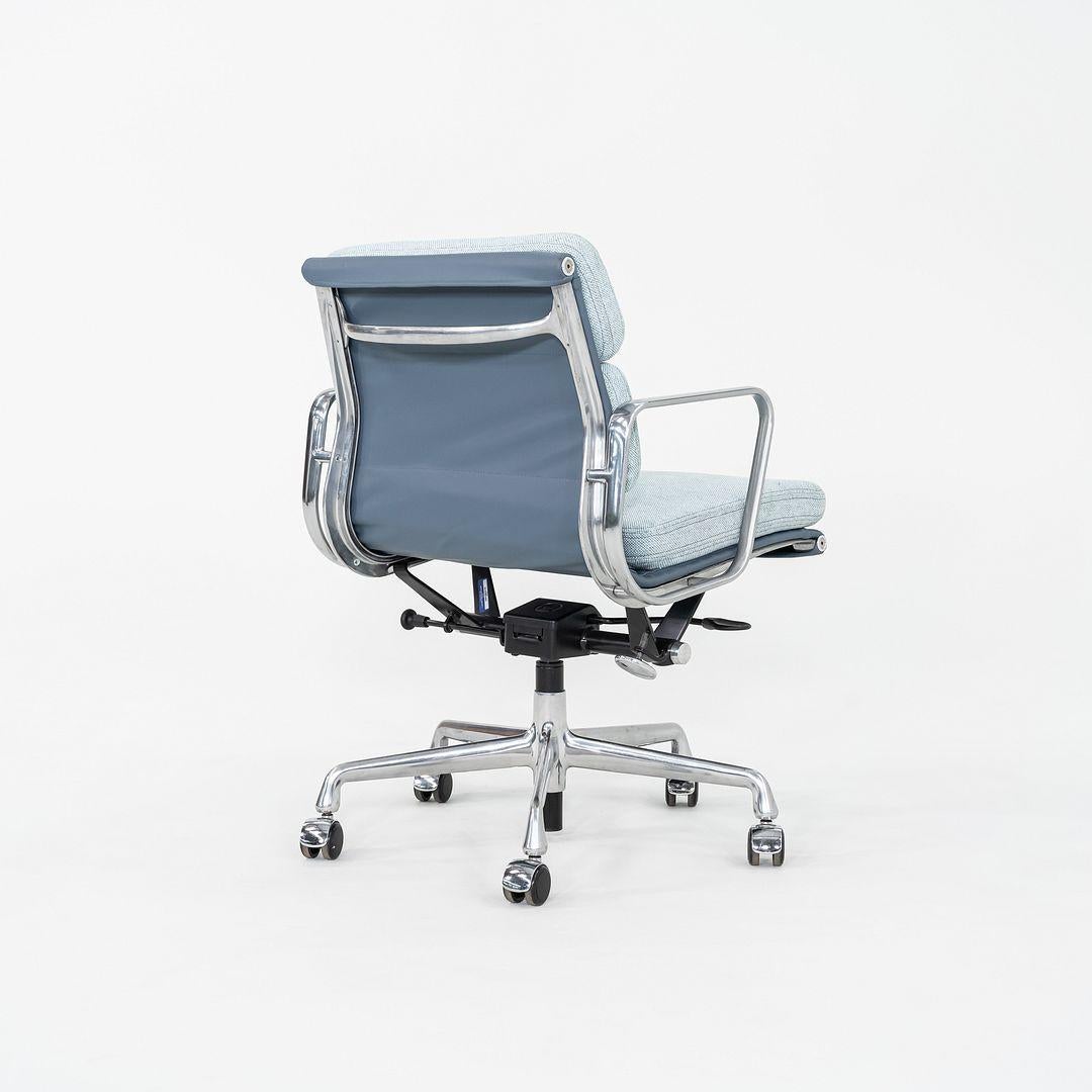 Silla de escritorio Eames Soft Pad Management de Herman Miller de 2010 en tela y piel en venta 1