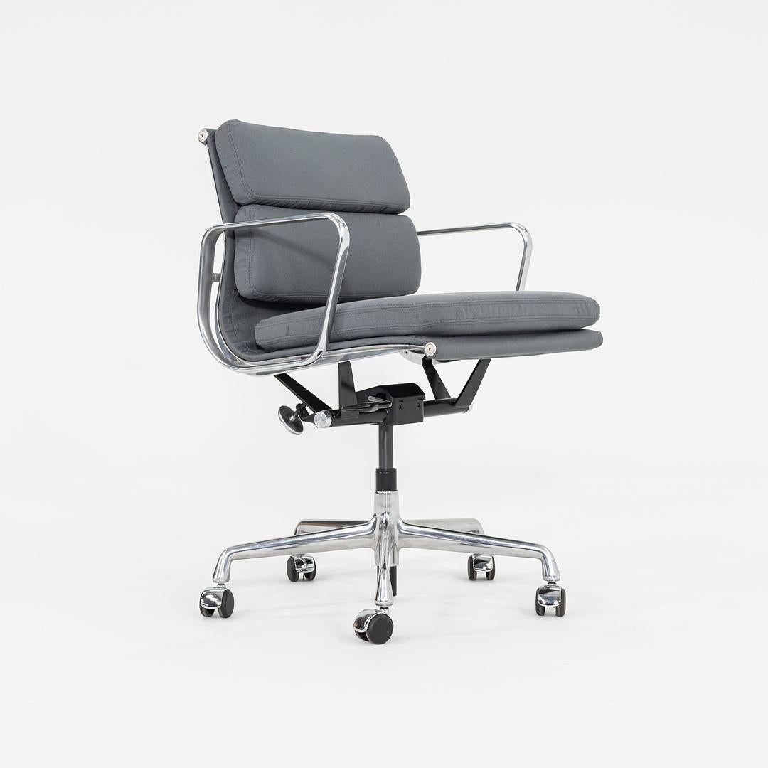2010er Herman Miller Eames Soft Pad Management-Schreibtischstuhl in Stoff mitneumatic im Angebot 3