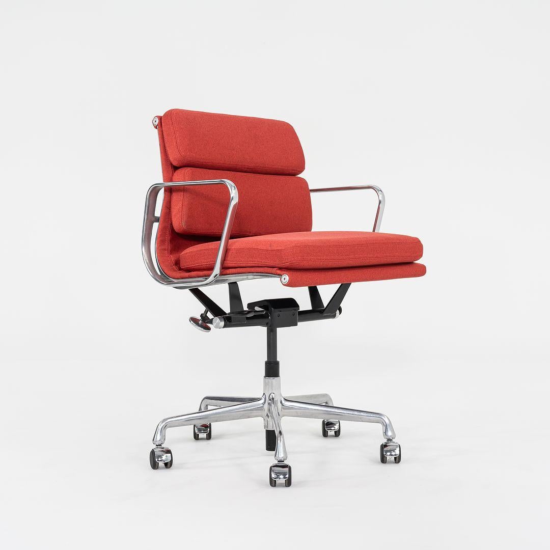 2010er Herman Miller Eames Soft Pad Management-Schreibtischstuhl in Stoff mitneumatic im Angebot 3