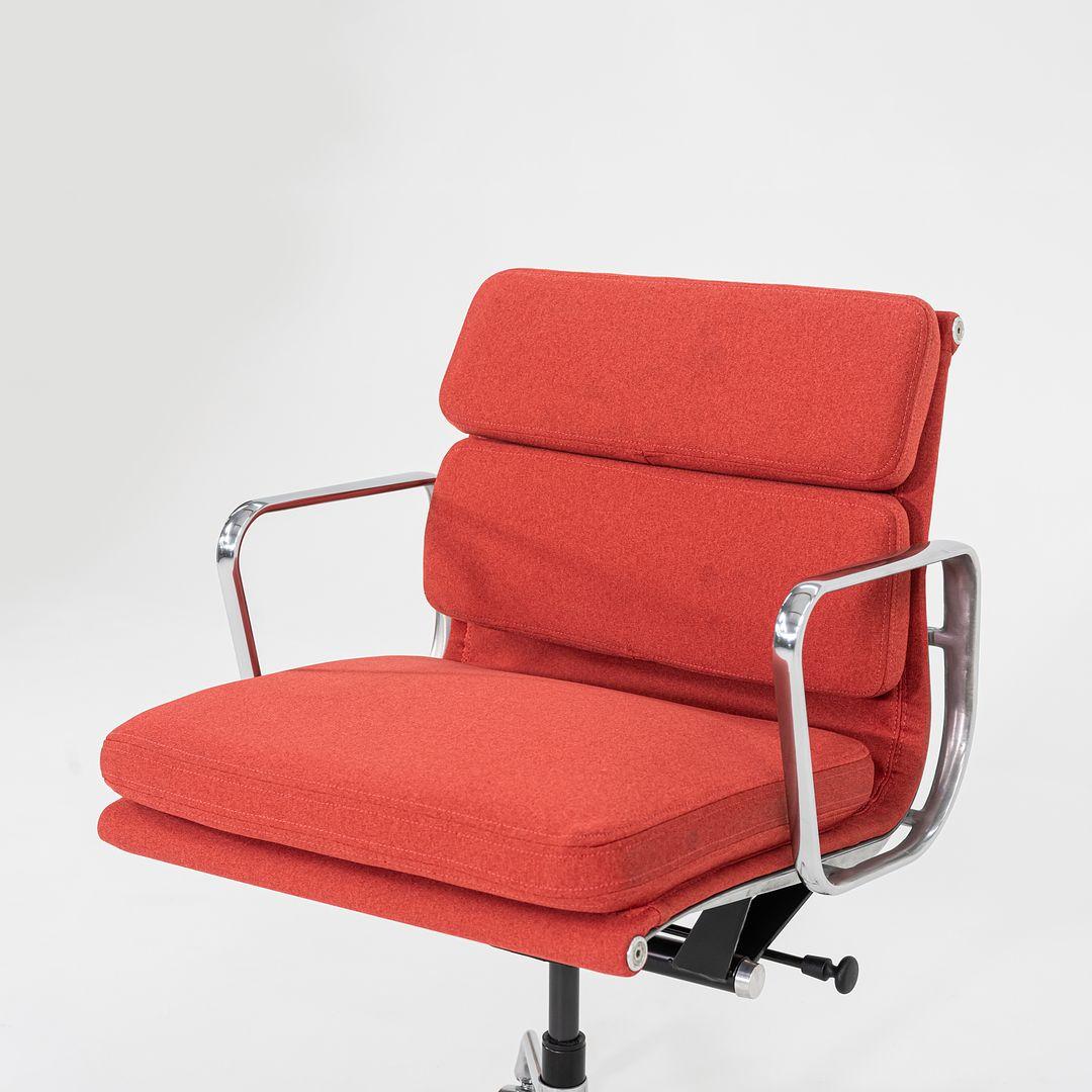 2010er Herman Miller Eames Soft Pad Management-Schreibtischstuhl in Stoff mitneumatic im Angebot 4
