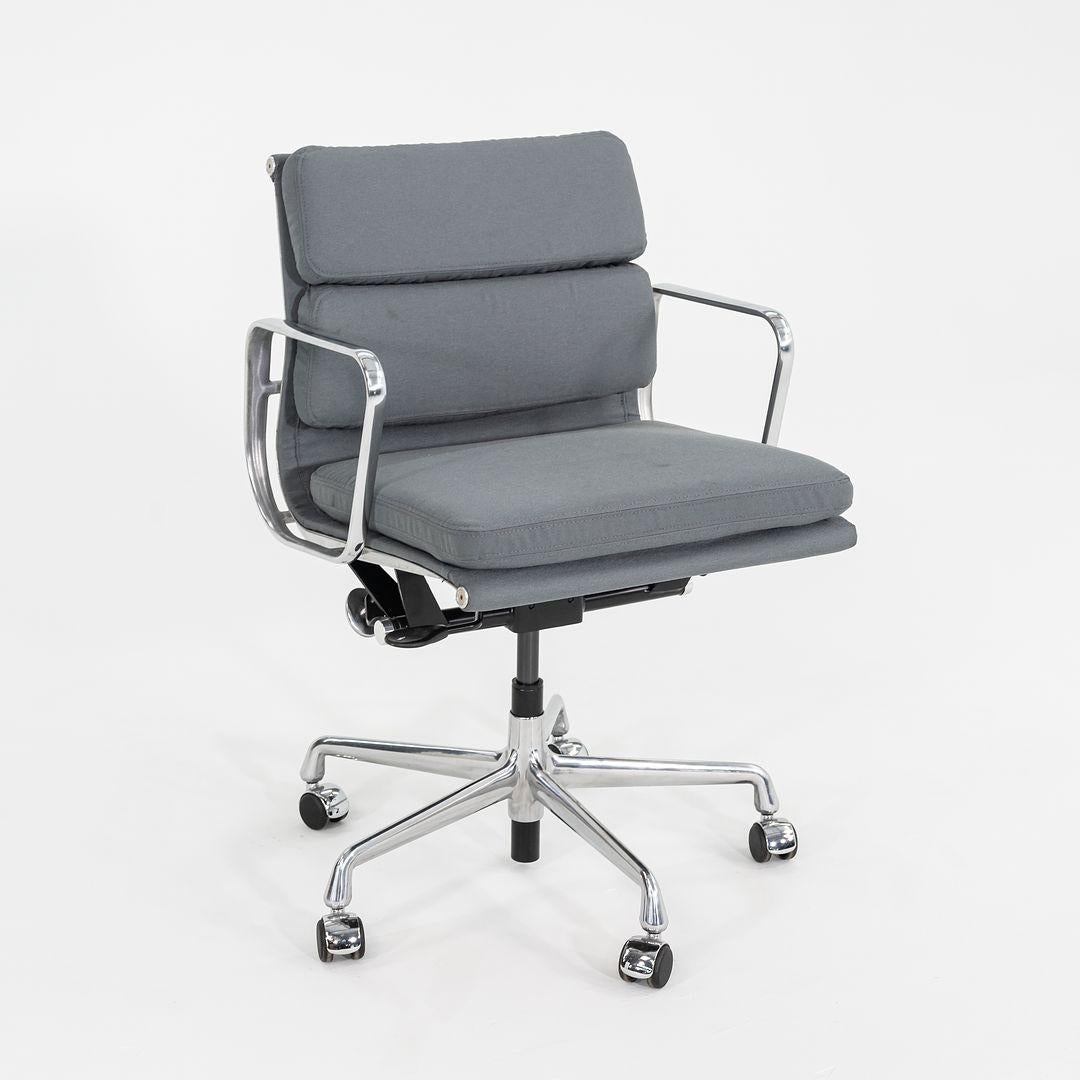 Dies ist ein Eames Aluminum Group Soft Pad Management Desk Chair, Modell EA435, ursprünglich entworfen von Charles und Ray Eames für Herman Miller im Jahr 1969. Dieses Beispiel stammt aus den 2010er Jahren. Er hat einen soliden, aber leichten