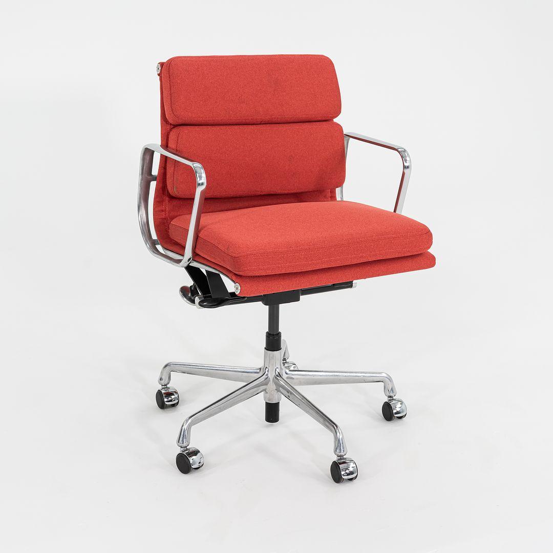 Dies ist ein Eames Aluminum Group Soft Pad Management Desk Chair, Modell EA435, ursprünglich entworfen von Charles und Ray Eames für Herman Miller im Jahr 1969. Dieses Beispiel stammt aus den 2010er Jahren. Er hat einen soliden, aber leichten