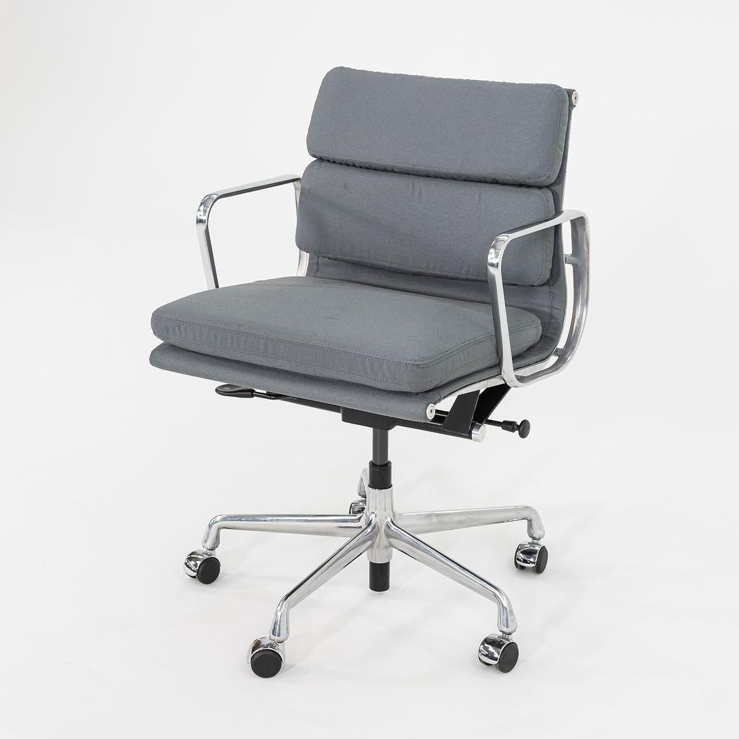2010er Herman Miller Eames Soft Pad Management-Schreibtischstuhl in Stoff mitneumatic (Moderne) im Angebot