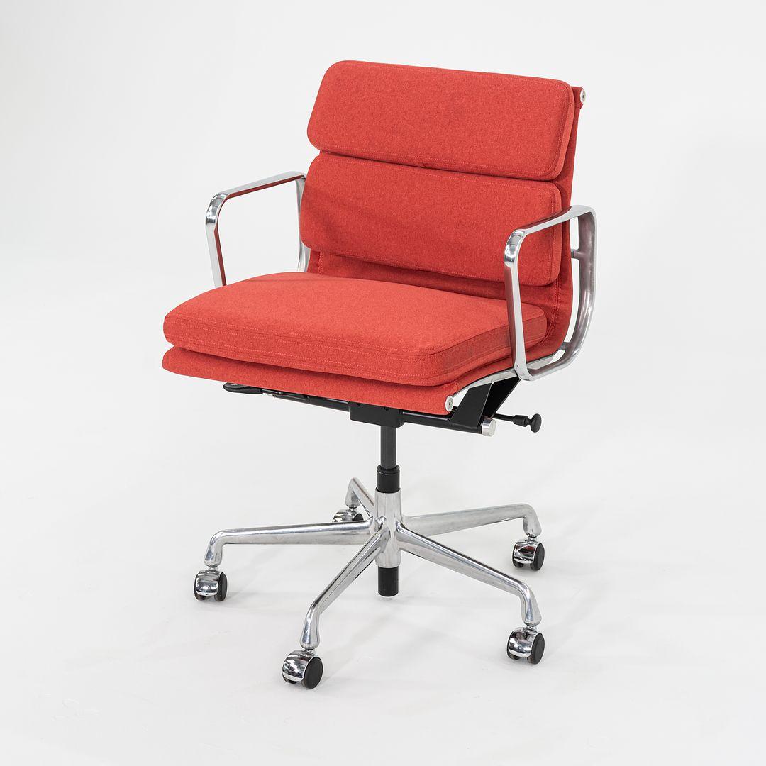 2010er Herman Miller Eames Soft Pad Management-Schreibtischstuhl in Stoff mitneumatic (Moderne) im Angebot