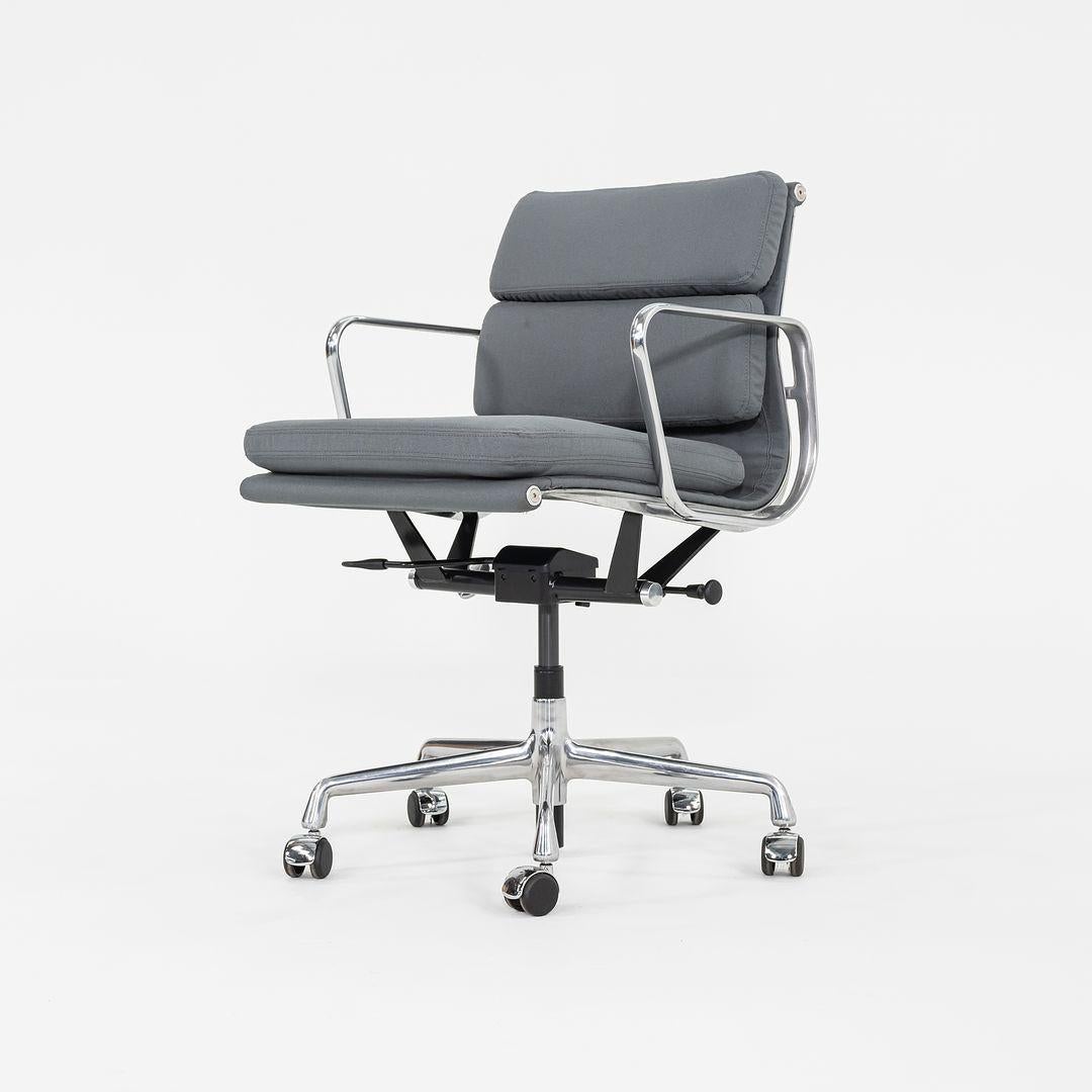 2010er Herman Miller Eames Soft Pad Management-Schreibtischstuhl in Stoff mitneumatic (amerikanisch) im Angebot