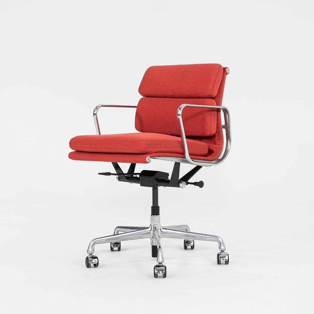 2010er Herman Miller Eames Soft Pad Management-Schreibtischstuhl in Stoff mitneumatic (amerikanisch) im Angebot