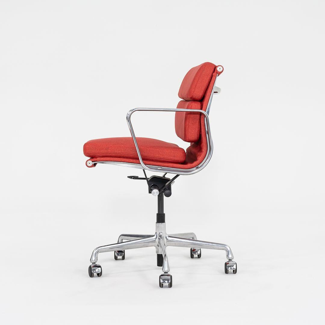 2010er Herman Miller Eames Soft Pad Management-Schreibtischstuhl in Stoff mitneumatic im Zustand „Gut“ im Angebot in Philadelphia, PA