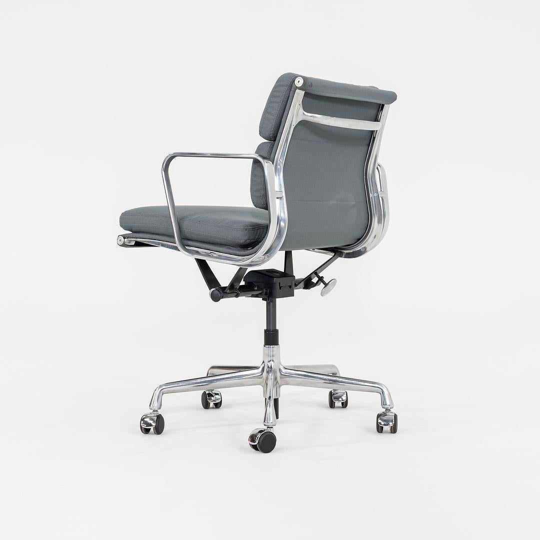 2010er Herman Miller Eames Soft Pad Management-Schreibtischstuhl in Stoff mitneumatic (21. Jahrhundert und zeitgenössisch) im Angebot