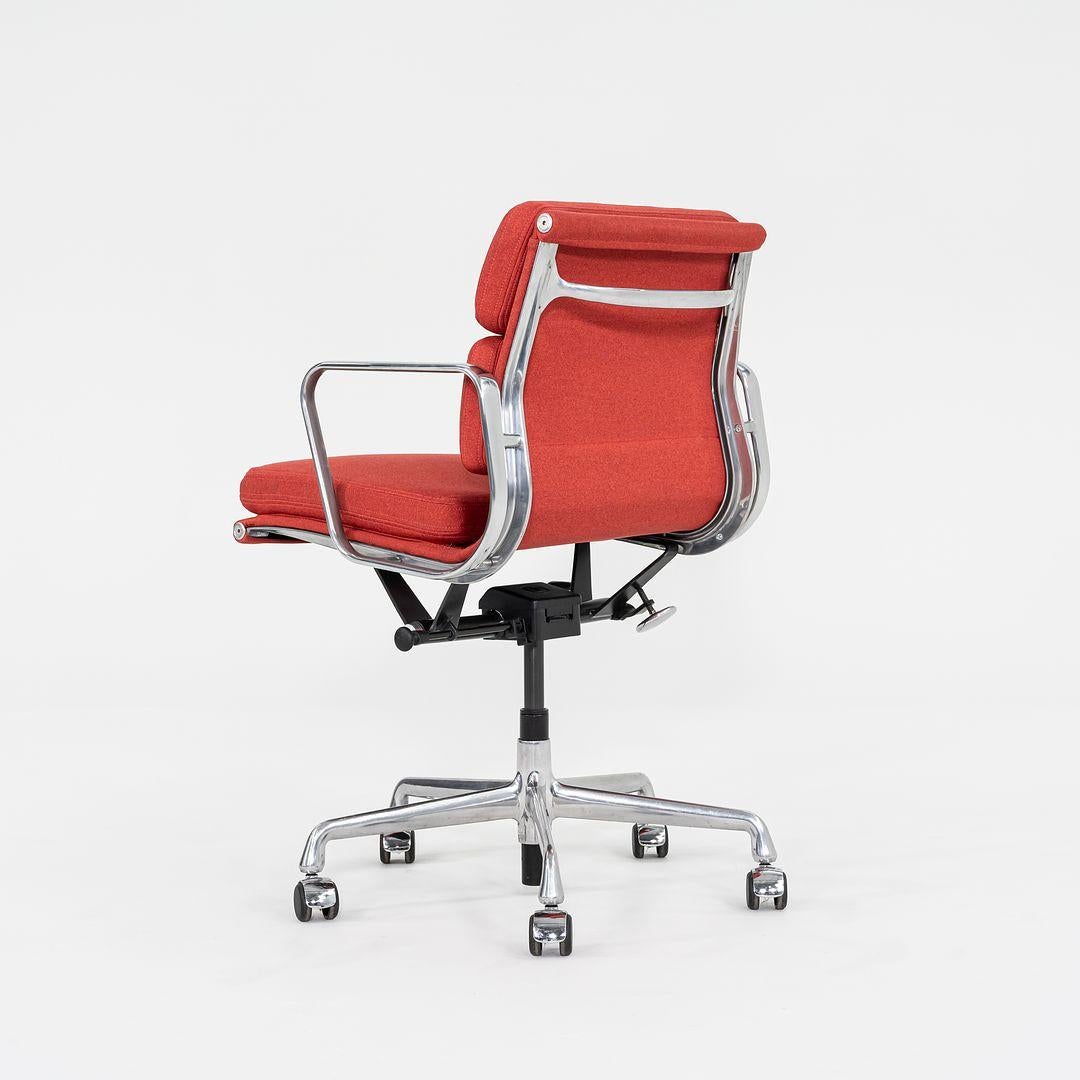 2010er Herman Miller Eames Soft Pad Management-Schreibtischstuhl in Stoff mitneumatic (21. Jahrhundert und zeitgenössisch) im Angebot