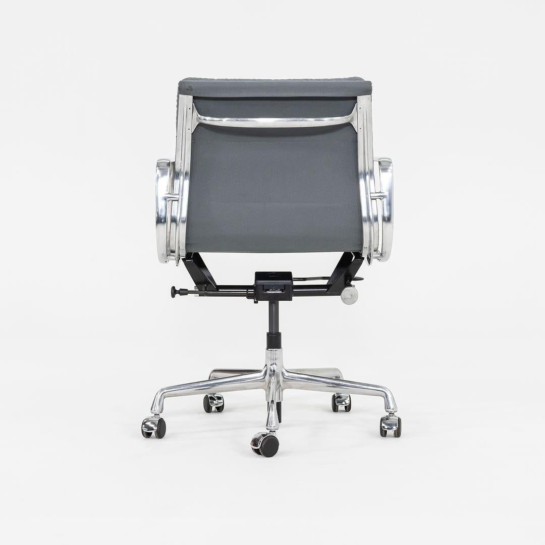 2010er Herman Miller Eames Soft Pad Management-Schreibtischstuhl in Stoff mitneumatic (Aluminium) im Angebot