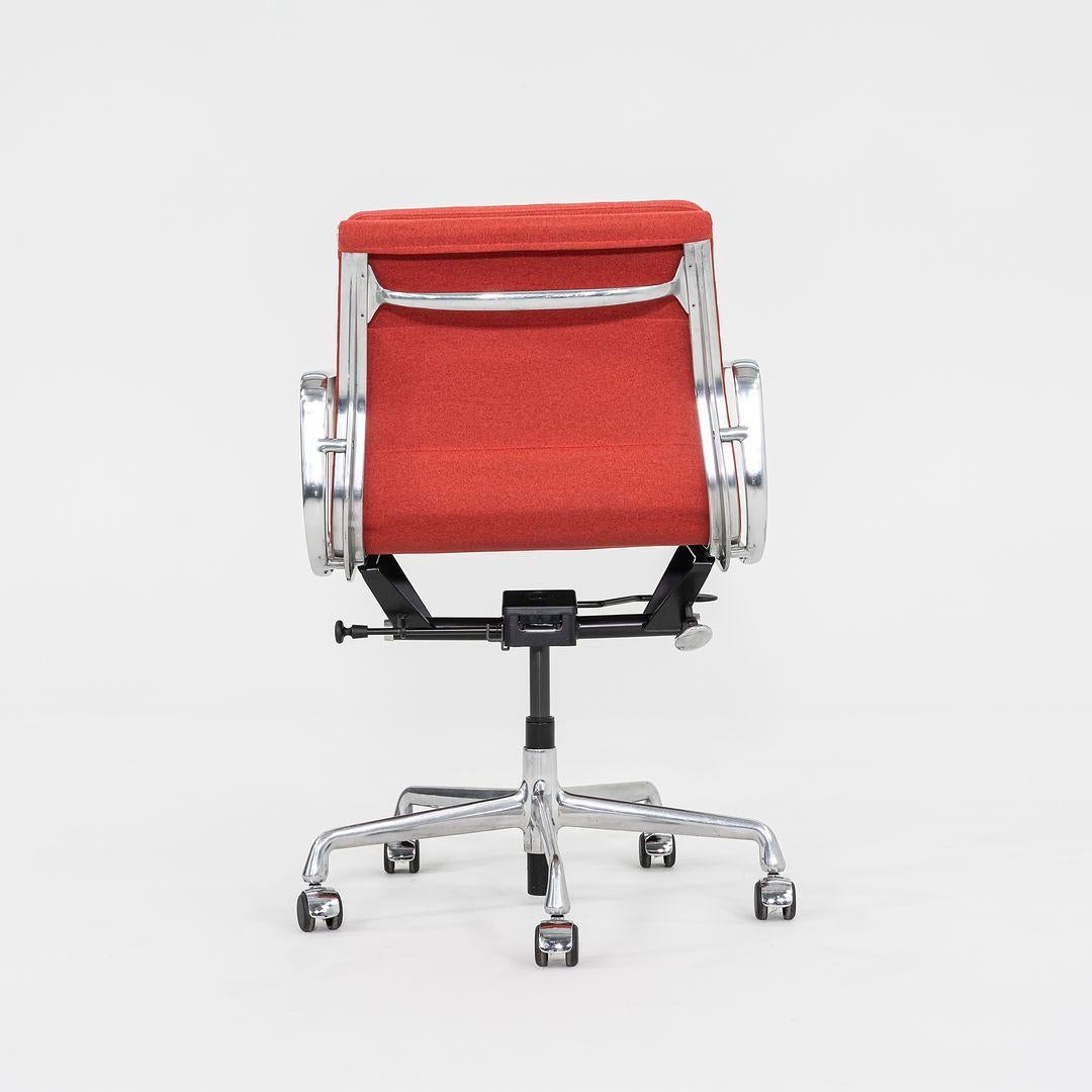 2010er Herman Miller Eames Soft Pad Management-Schreibtischstuhl in Stoff mitneumatic (Aluminium) im Angebot