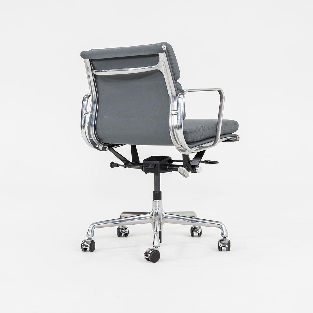 2010er Herman Miller Eames Soft Pad Management-Schreibtischstuhl in Stoff mitneumatic im Angebot 1
