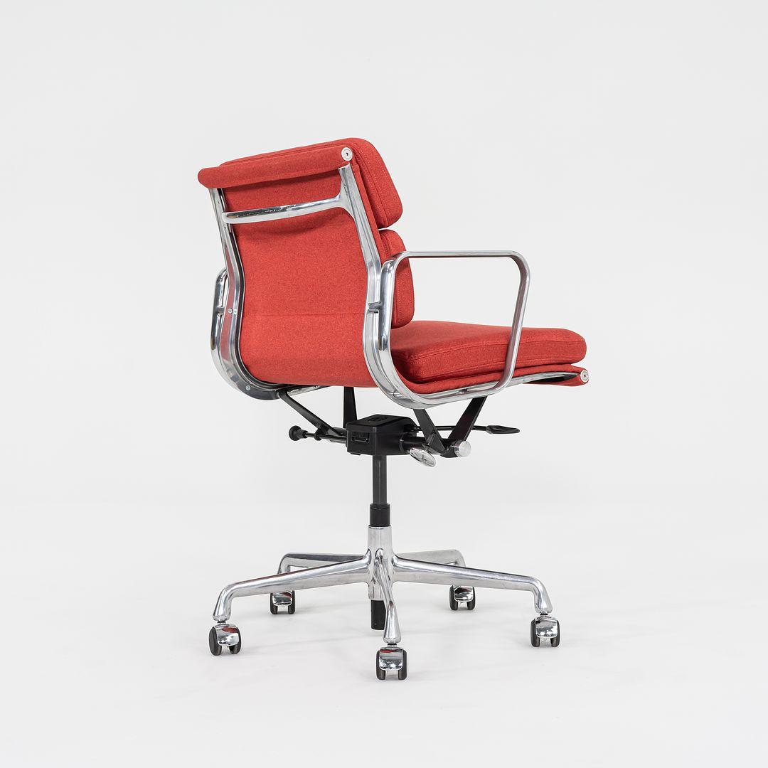 2010er Herman Miller Eames Soft Pad Management-Schreibtischstuhl in Stoff mitneumatic im Angebot 1