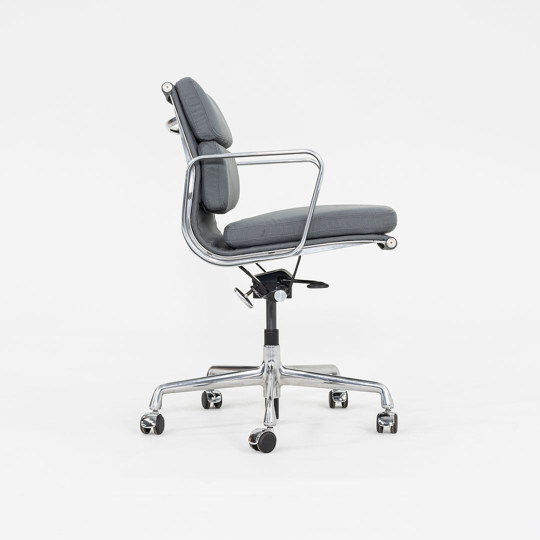 2010er Herman Miller Eames Soft Pad Management-Schreibtischstuhl in Stoff mitneumatic im Angebot 2