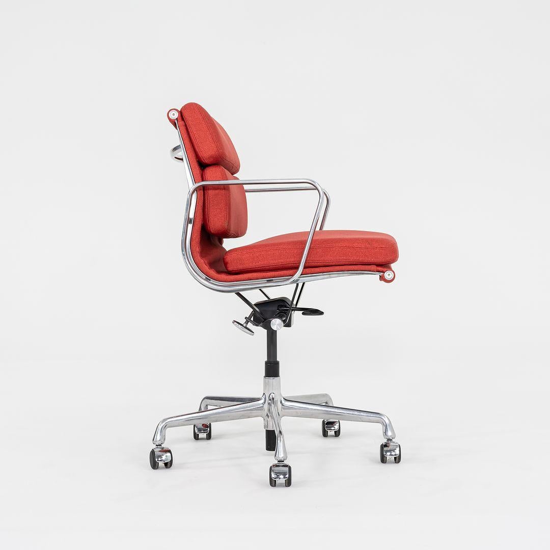 2010er Herman Miller Eames Soft Pad Management-Schreibtischstuhl in Stoff mitneumatic im Angebot 2