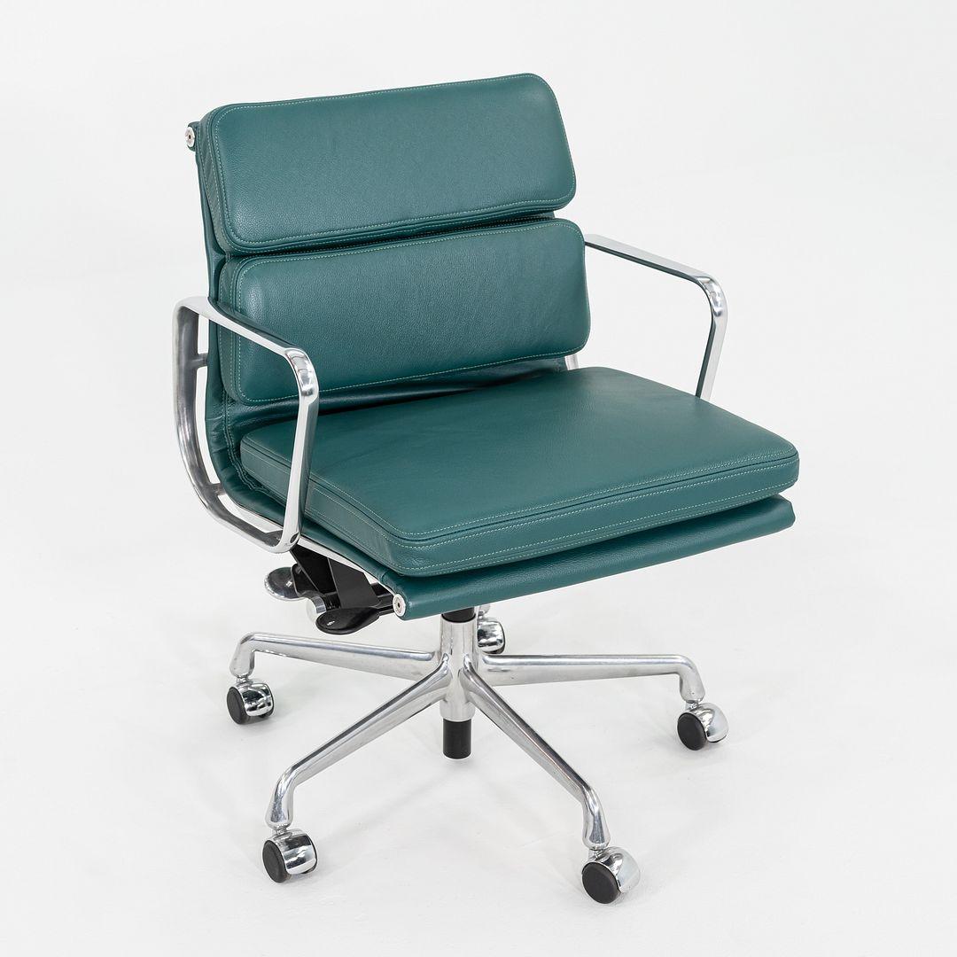 2010er Herman Miller Eames Soft Pad Management Schreibtischstuhl in grünem Leder im Angebot 3