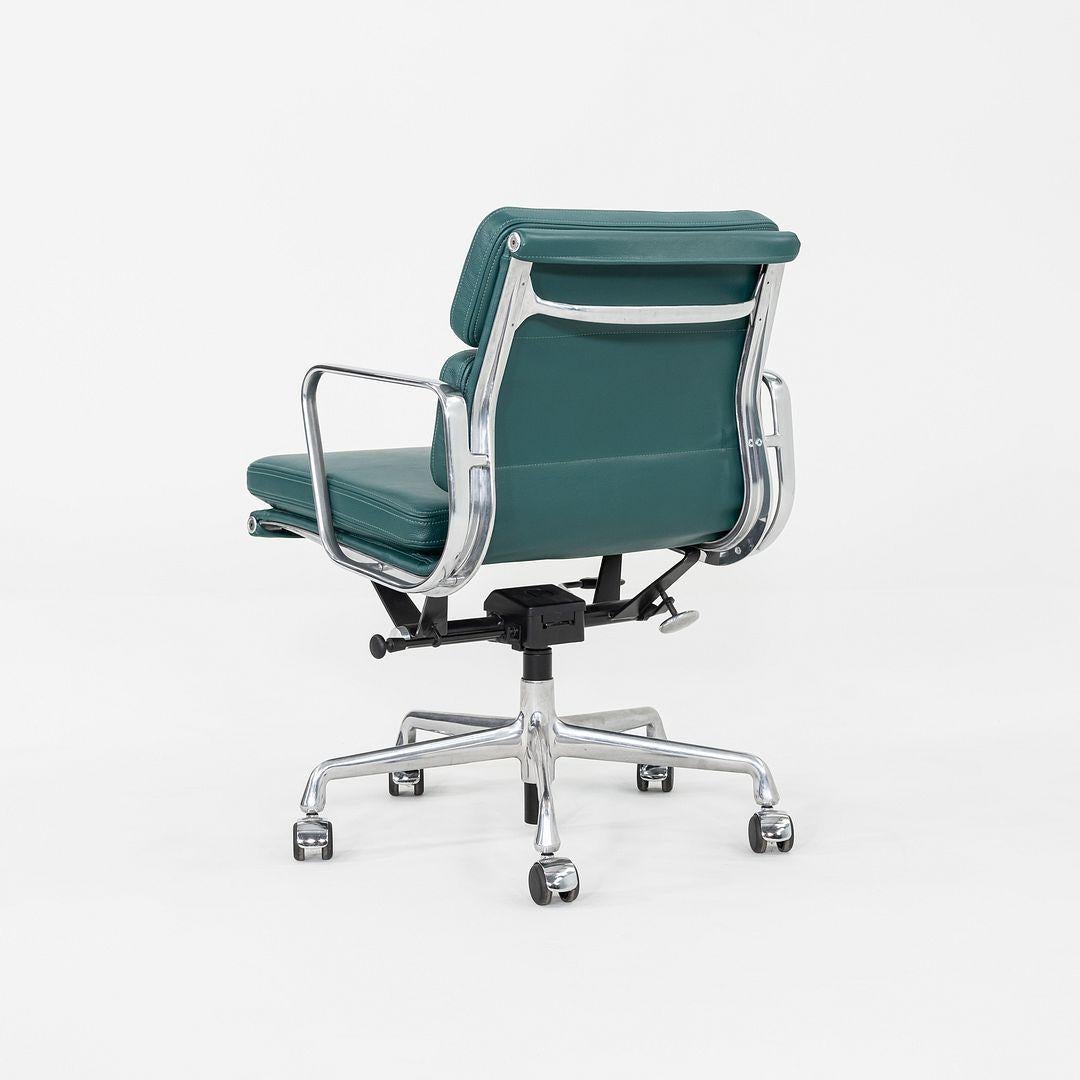 Dies ist ein Eames Aluminum Group Soft Pad Management Chair, Modell EA435, ursprünglich entworfen von Ray und Charles Eames für Herman Miller im Jahr 1969. Dieses Beispiel stammt aus den 2010er Jahren. Das Design besteht aus einem