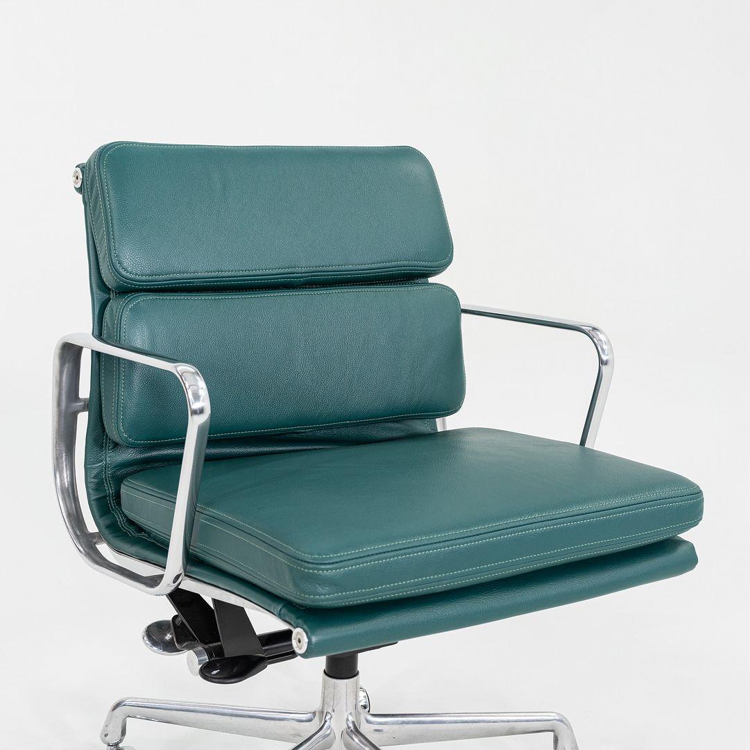 2010er Herman Miller Eames Soft Pad Management Schreibtischstuhl in grünem Leder (21. Jahrhundert und zeitgenössisch) im Angebot