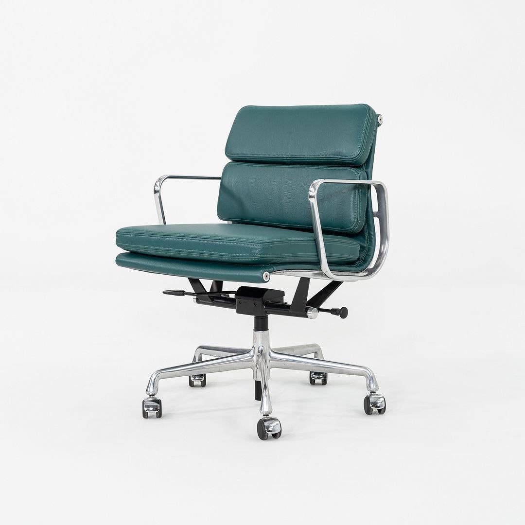 2010er Herman Miller Eames Soft Pad Management Schreibtischstuhl in grünem Leder (Aluminium) im Angebot