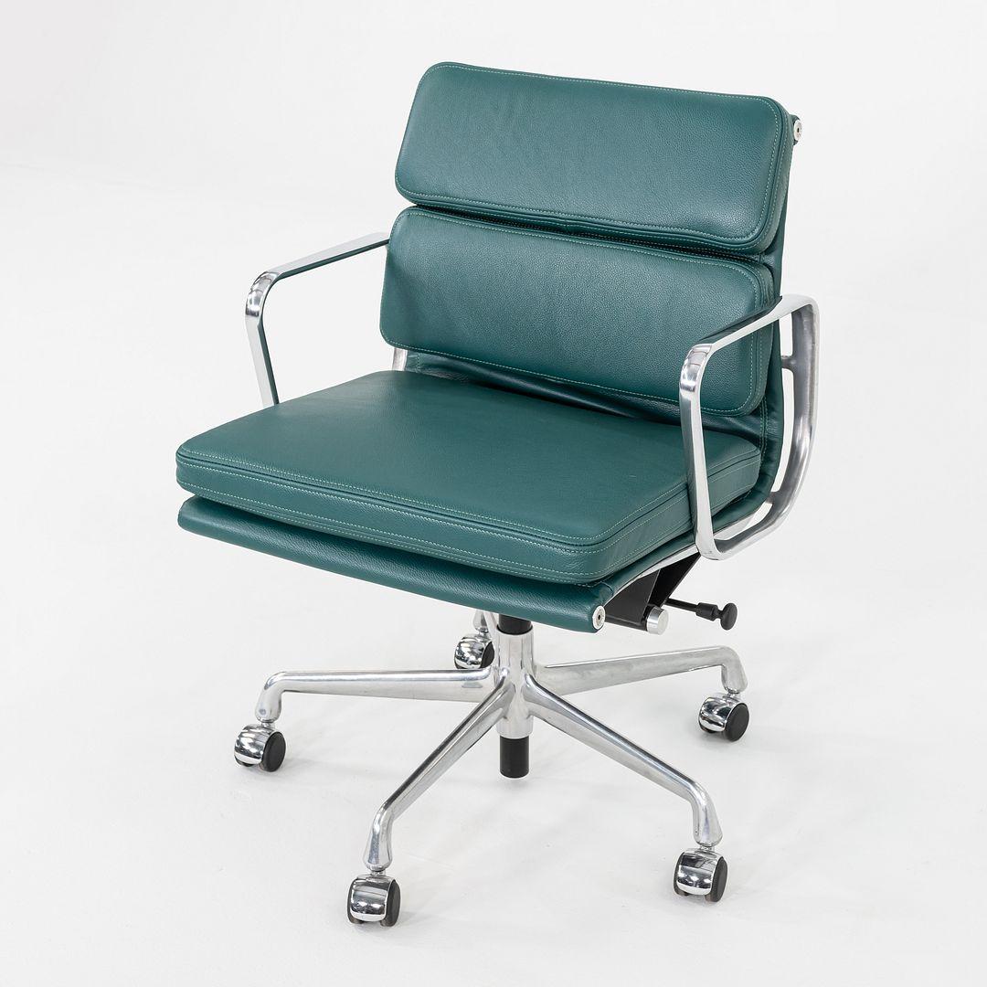 2010er Herman Miller Eames Soft Pad Management Schreibtischstuhl in grünem Leder im Angebot 1