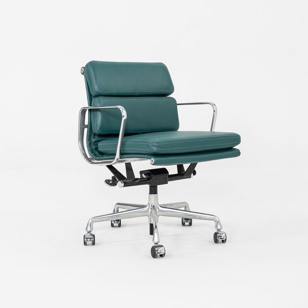 2010er Herman Miller Eames Soft Pad Management Schreibtischstuhl in grünem Leder im Angebot 2