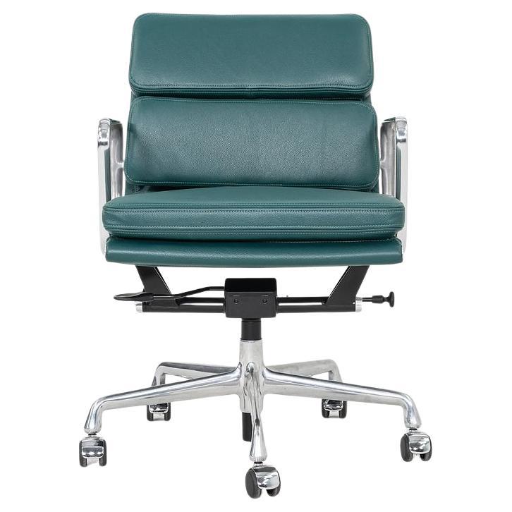 2010er Herman Miller Eames Soft Pad Management Schreibtischstuhl in grünem Leder