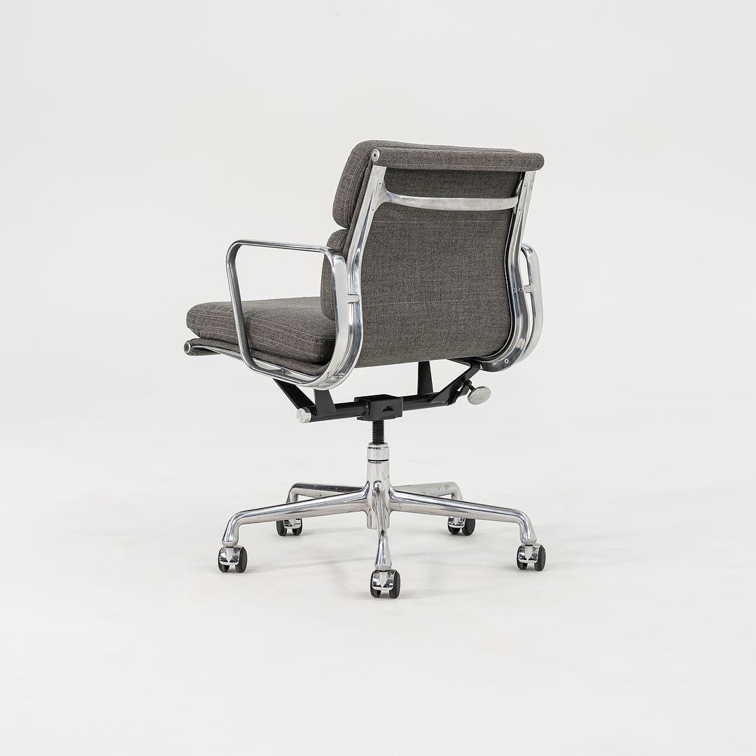 2010er Herman Miller Eames Soft Pad Management-Schreibtischstuhl mit grauem Stoff im Angebot 3