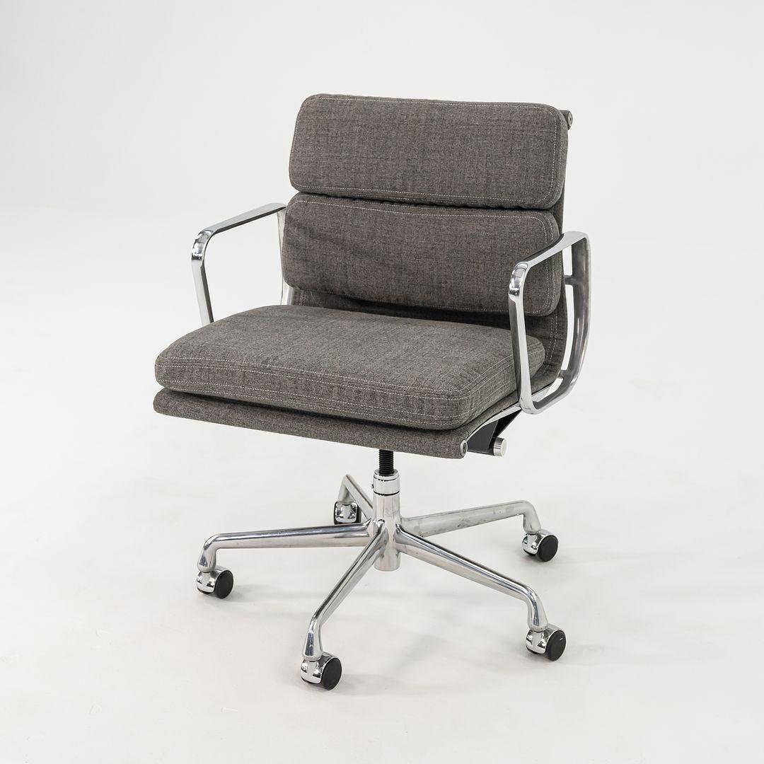 Es handelt sich um Eames Aluminum Group Soft Pad Management Desk Chairs, Modell EA435, entworfen von Charles und Ray Eames für Herman Miller im Jahr 1969. Diese Beispiele stammen aus den 2010er Jahren. Der angegebene Preis beinhaltet einen Stuhl,