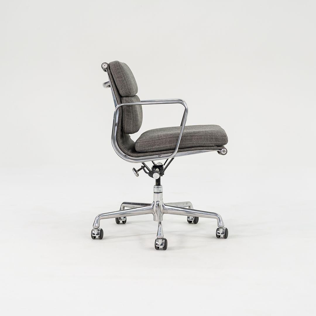 2010er Herman Miller Eames Soft Pad Management-Schreibtischstuhl mit grauem Stoff (Moderne) im Angebot