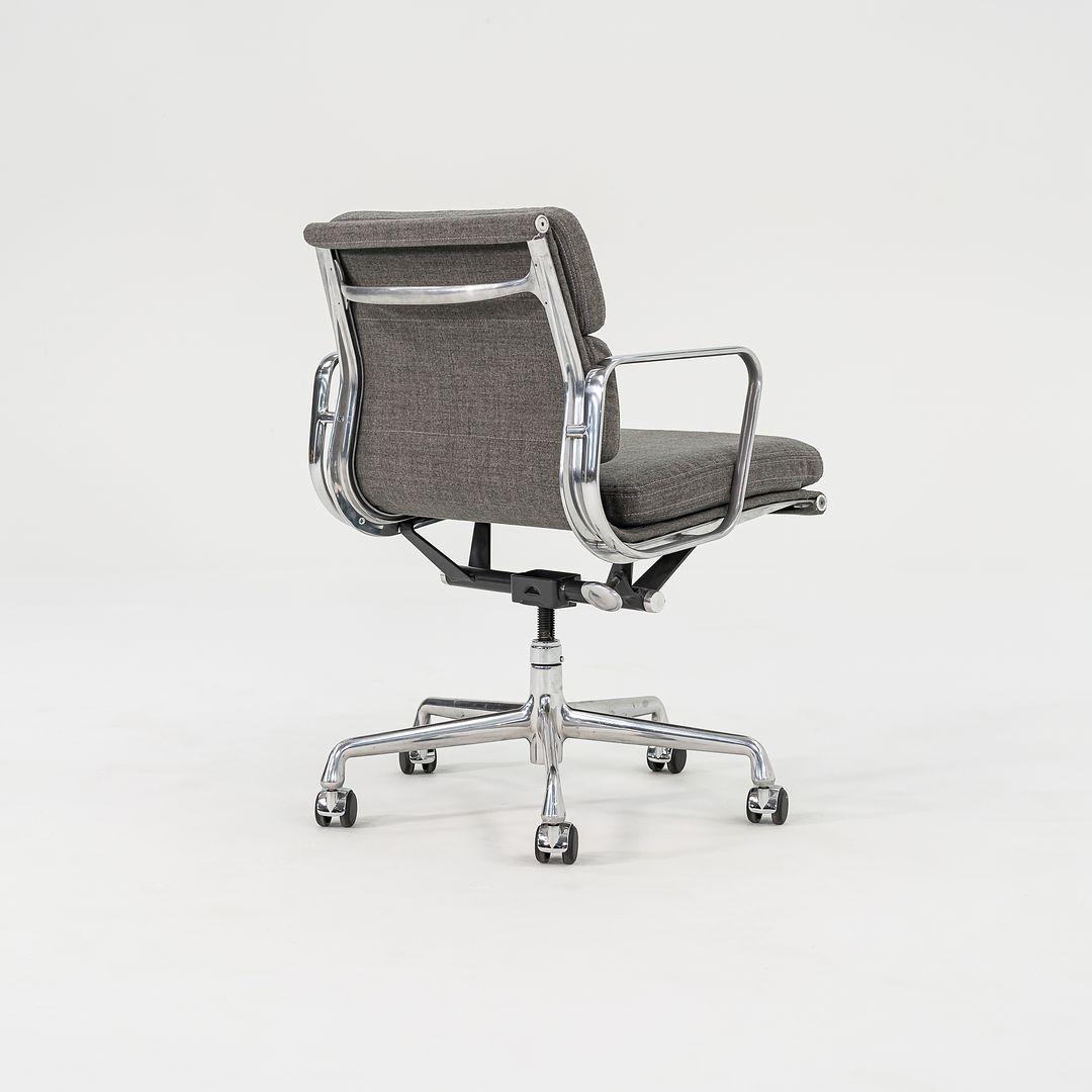 2010er Herman Miller Eames Soft Pad Management-Schreibtischstuhl mit grauem Stoff (amerikanisch) im Angebot