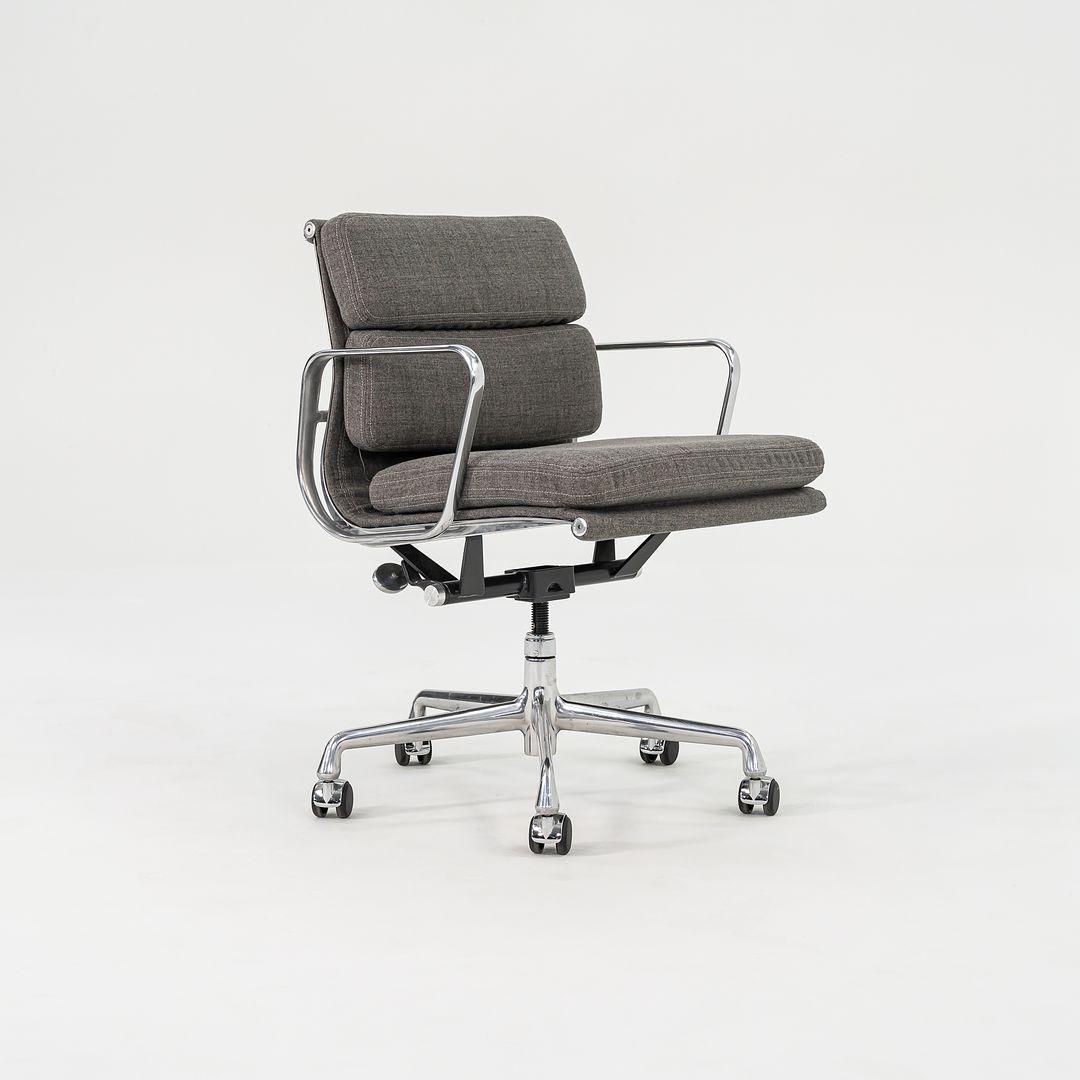 2010er Herman Miller Eames Soft Pad Management-Schreibtischstuhl mit grauem Stoff im Zustand „Gut“ im Angebot in Philadelphia, PA