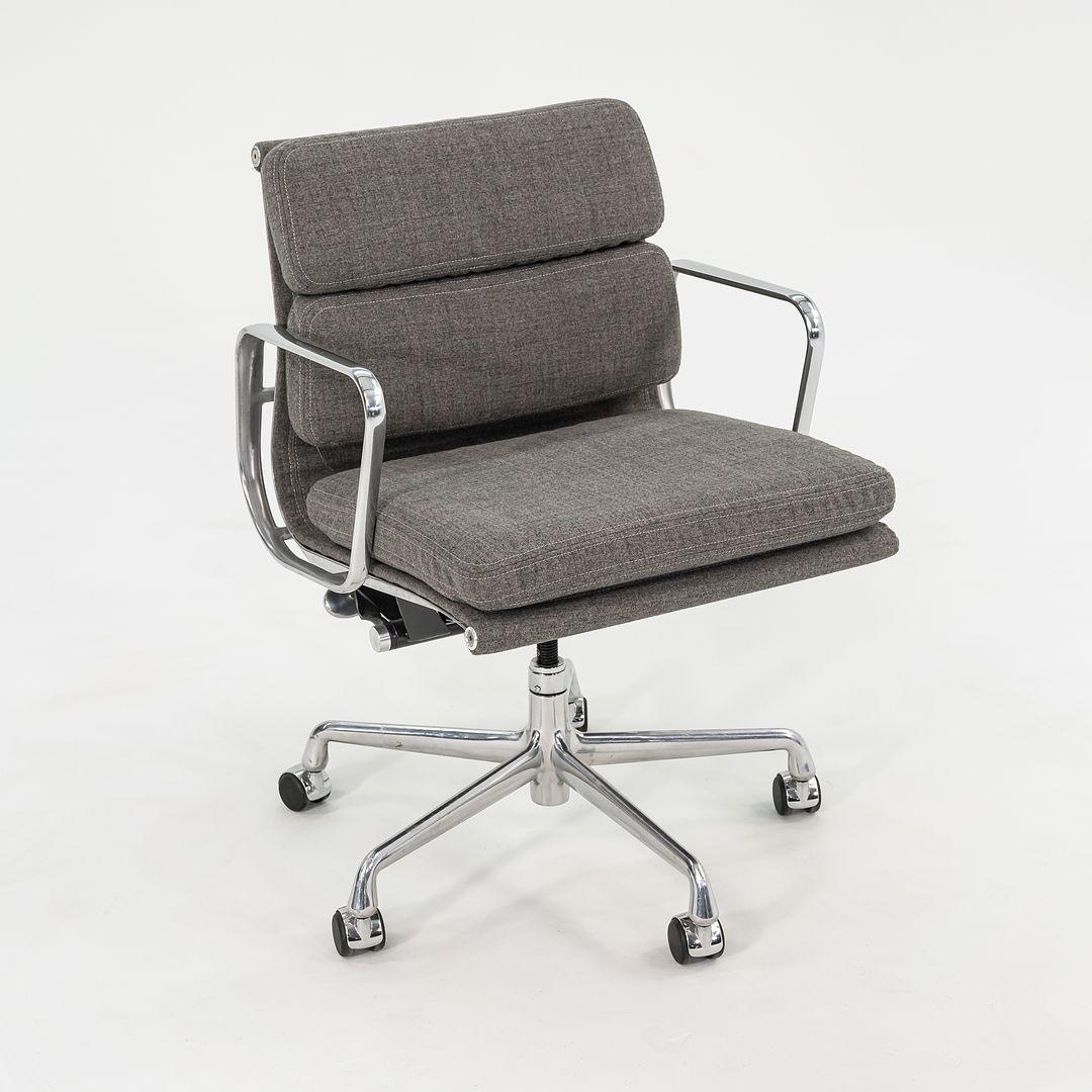 2010er Herman Miller Eames Soft Pad Management-Schreibtischstuhl mit grauem Stoff (21. Jahrhundert und zeitgenössisch) im Angebot