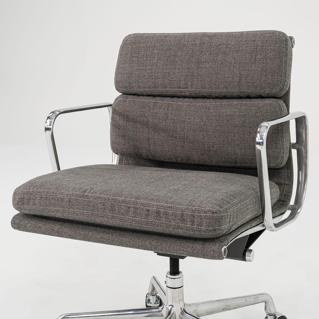 2010er Herman Miller Eames Soft Pad Management-Schreibtischstuhl mit grauem Stoff (Aluminium) im Angebot