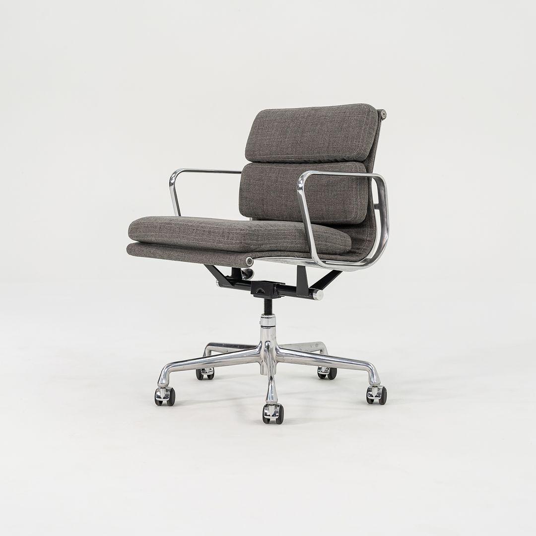 2010er Herman Miller Eames Soft Pad Management-Schreibtischstuhl mit grauem Stoff im Angebot 2