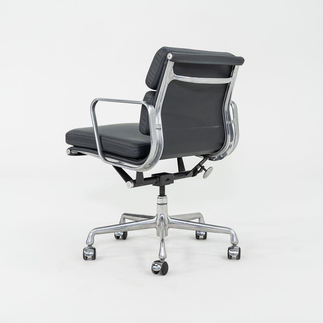 Dies ist ein Eames Aluminum Group Soft Pad Management Chairs Modell EA435, ursprünglich entworfen von Charles und Ray Eames für Herman Miller im Jahr 1969. Dieses Beispiel stammt aus den 2010er Jahren. Das Design besteht aus einem