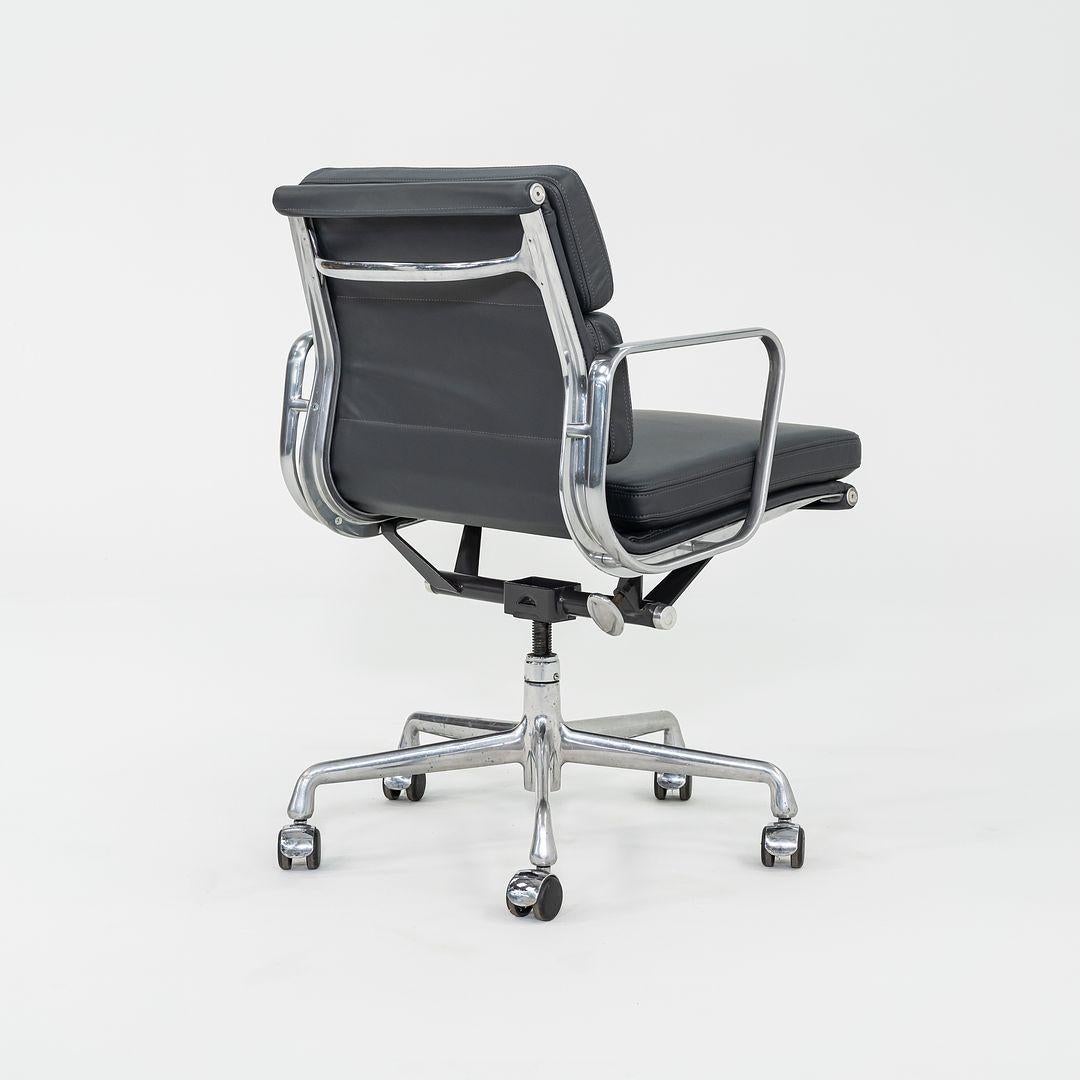 2010er Herman Miller Eames Soft Pad Management-Schreibtischstuhl in Grau mit handgefertigtem Untergestell (Moderne) im Angebot