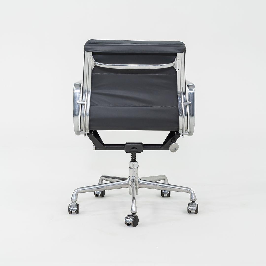 2010er Herman Miller Eames Soft Pad Management-Schreibtischstuhl in Grau mit handgefertigtem Untergestell (amerikanisch) im Angebot