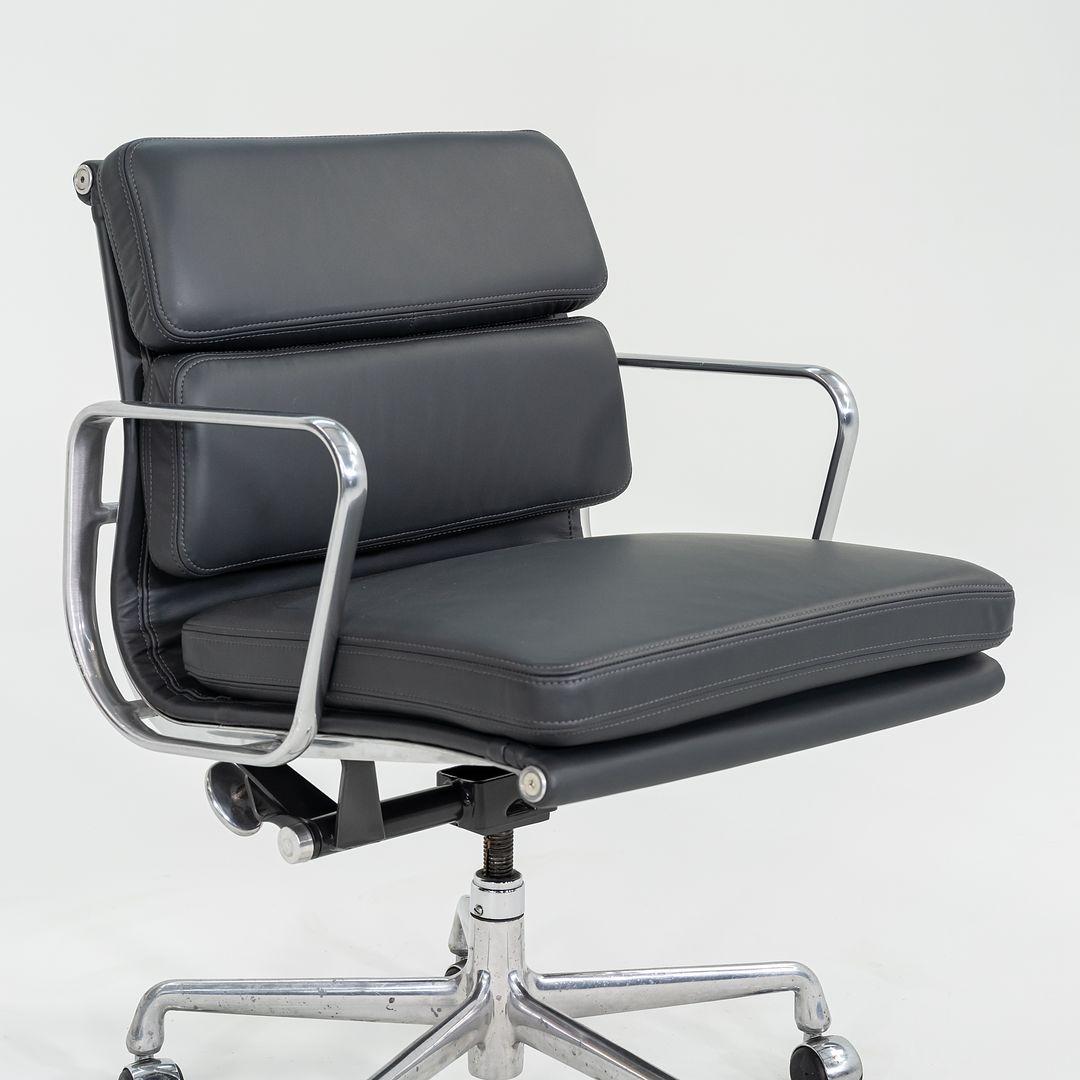 2010er Herman Miller Eames Soft Pad Management-Schreibtischstuhl in Grau mit handgefertigtem Untergestell im Zustand „Hervorragend“ im Angebot in Philadelphia, PA