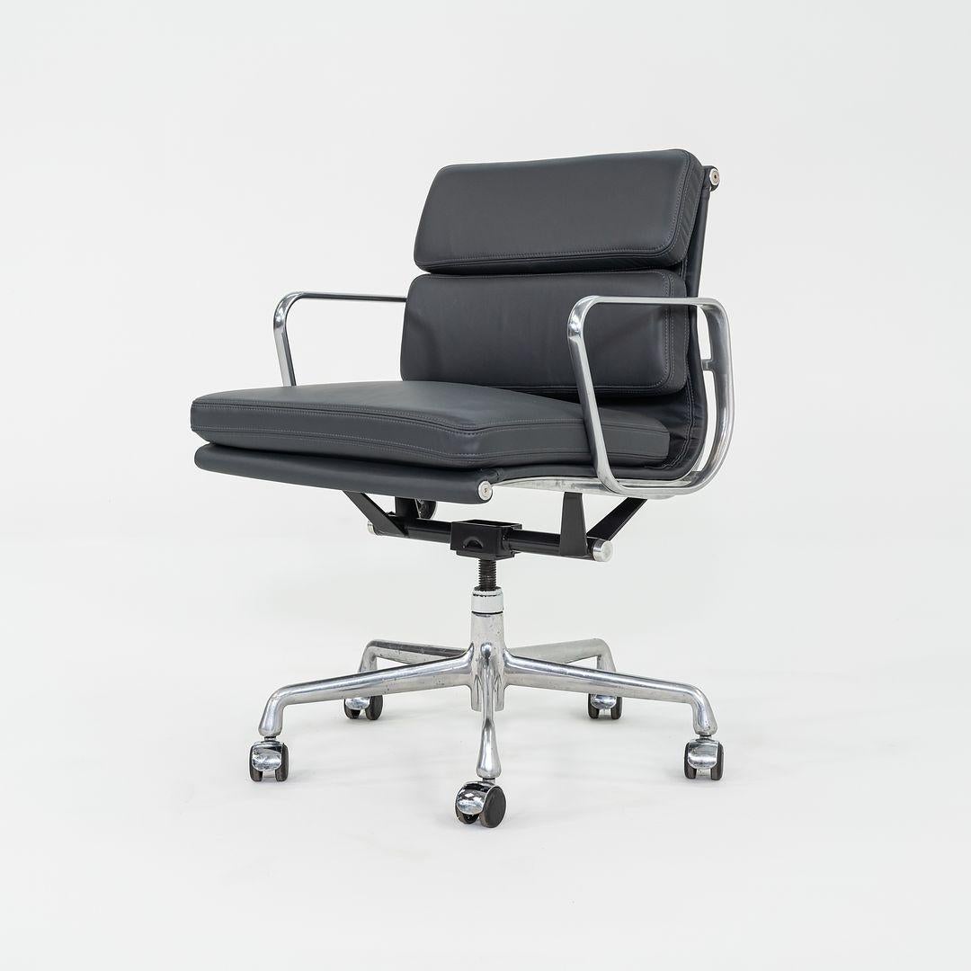 2010er Herman Miller Eames Soft Pad Management-Schreibtischstuhl in Grau mit handgefertigtem Untergestell (Aluminium) im Angebot