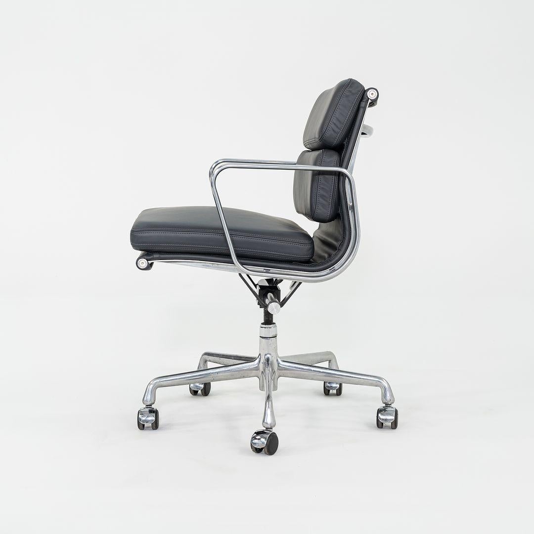 2010er Herman Miller Eames Soft Pad Management-Schreibtischstuhl in Grau mit handgefertigtem Untergestell im Angebot 1