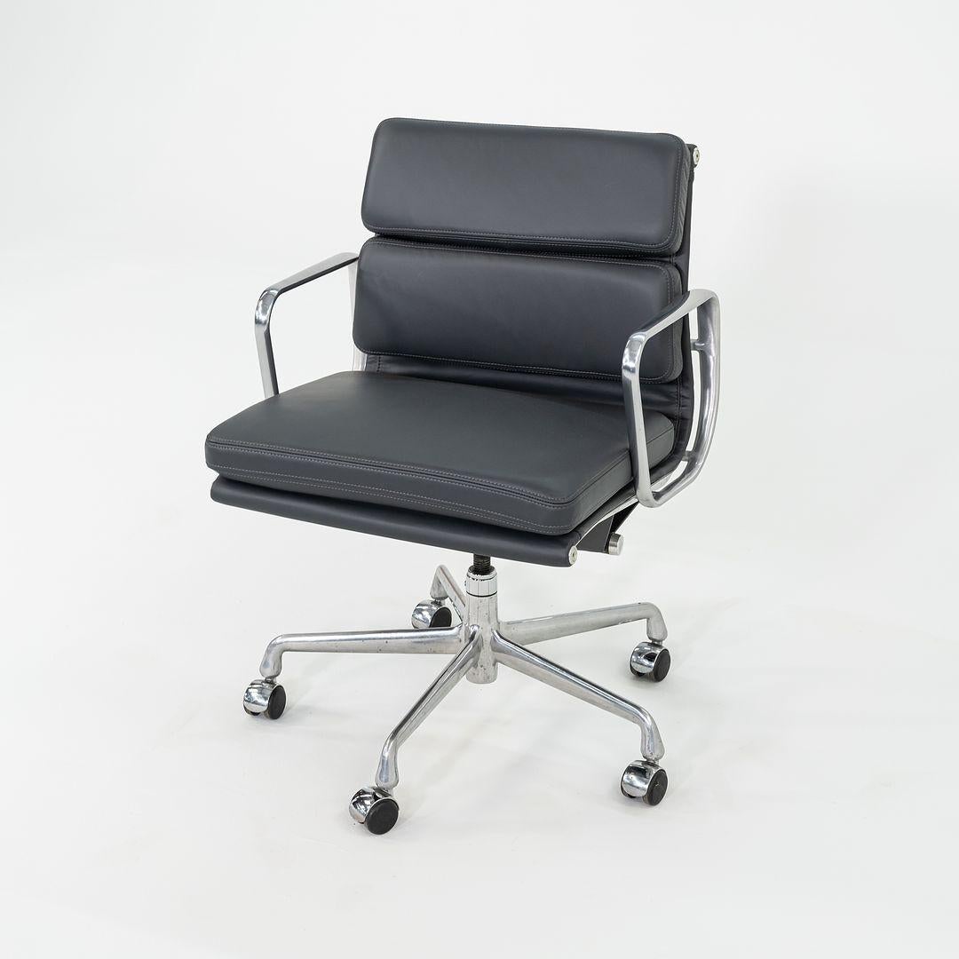 2010er Herman Miller Eames Soft Pad Management-Schreibtischstuhl in Grau mit handgefertigtem Untergestell im Angebot 2