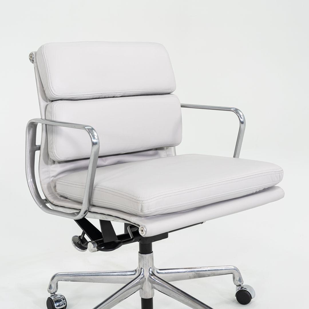 2010er Herman Miller Eames Soft Pad Management-Schreibtischstuhl in Hellgrau, 1x Avail im Angebot 3