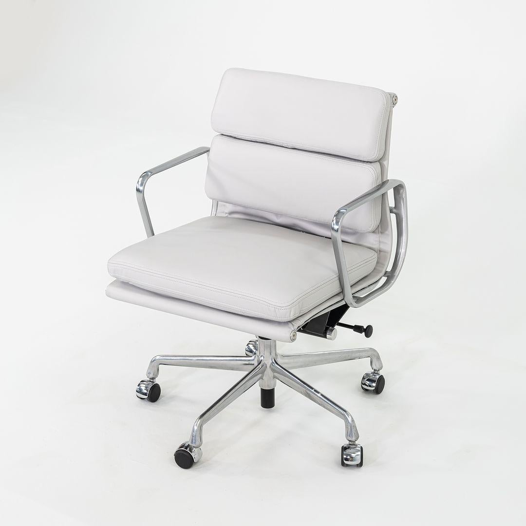 2010er Herman Miller Eames Soft Pad Management-Schreibtischstuhl in Hellgrau, 1x Avail im Angebot 4