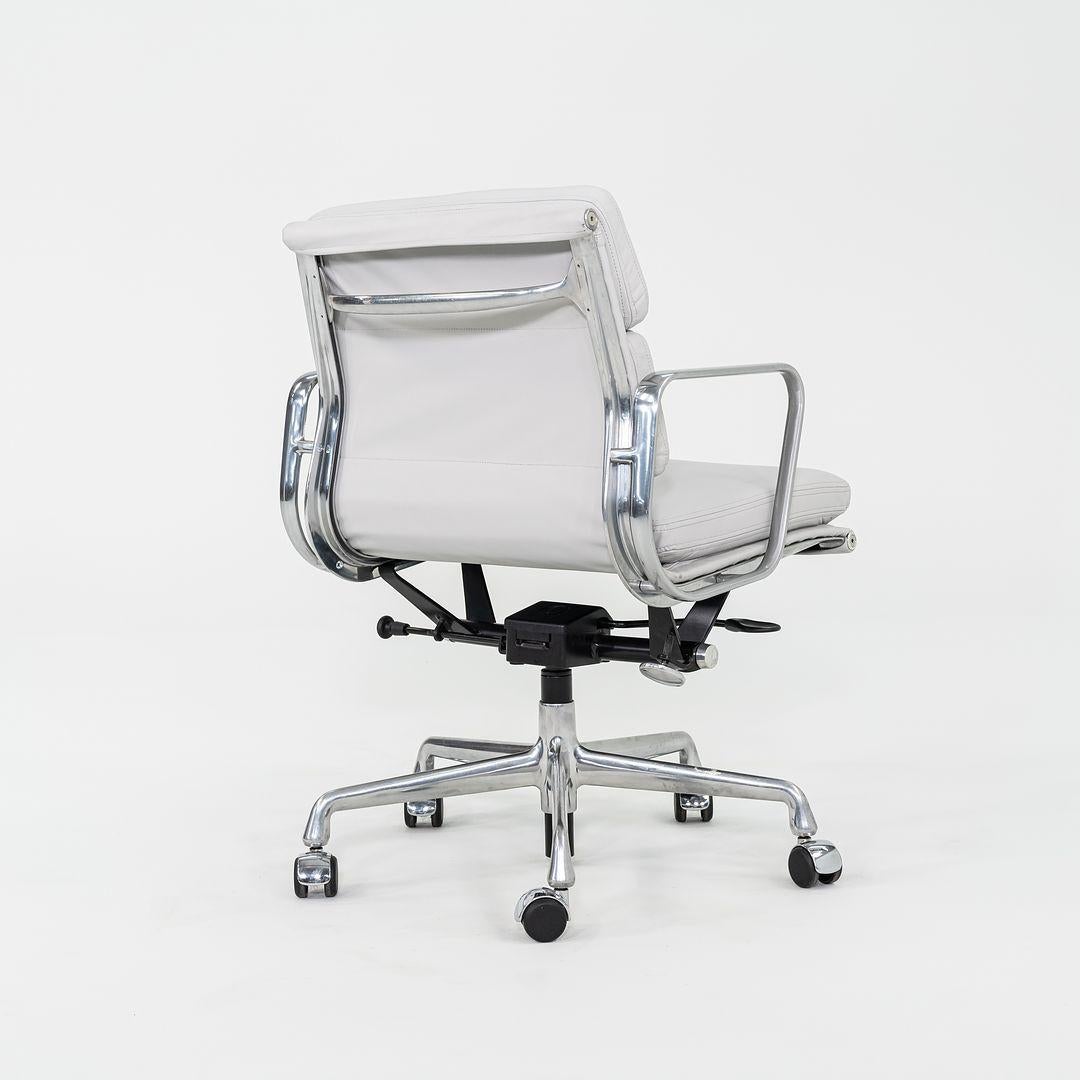 Es handelt sich um die Eames Aluminum Group Soft Pad Management Chairs, Modell EA435, die ursprünglich von Charles und Ray Eames für Herman Miller im Jahr 1969 entworfen wurden. Diese Beispiele stammen aus den 2010er Jahren. Ihr Design besteht aus