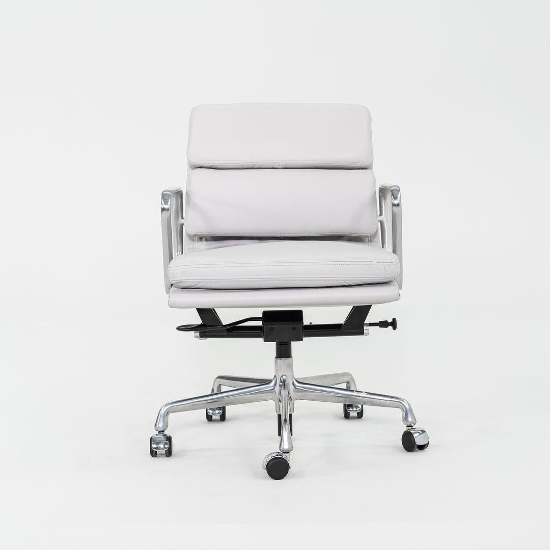 2010er Herman Miller Eames Soft Pad Management-Schreibtischstuhl in Hellgrau, 1x Avail (Moderne) im Angebot