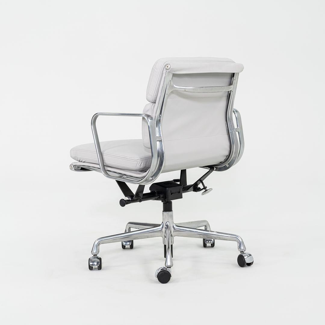 2010er Herman Miller Eames Soft Pad Management-Schreibtischstuhl in Hellgrau, 1x Avail (amerikanisch) im Angebot